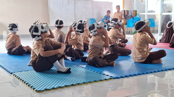 Belajar Pakai VR, Siswa SDIT Wahdah Islamiyah Sinjai Tampak Antusias